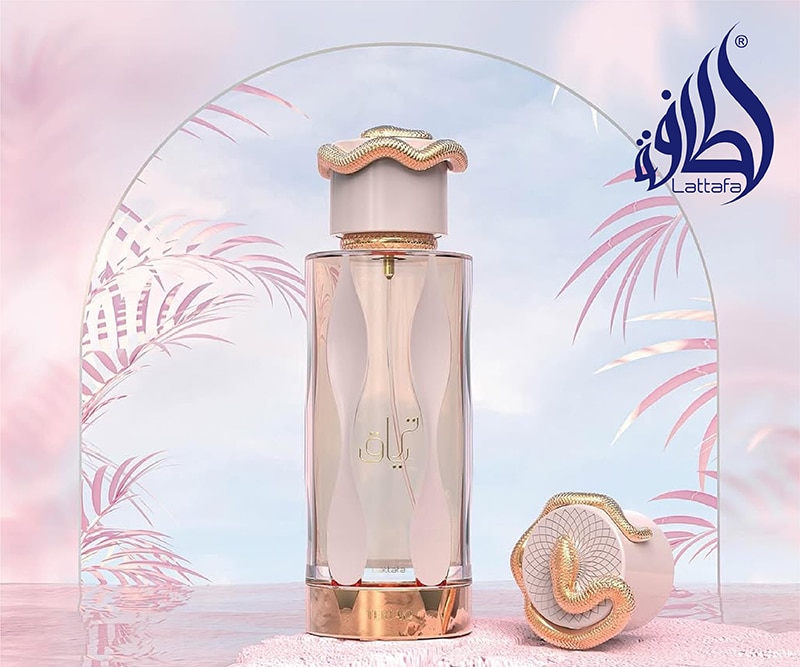 Parfum Lattafa Teriaq – sticlă elegantă cu detalii aurii, prezentată pe fundal roz pastel.